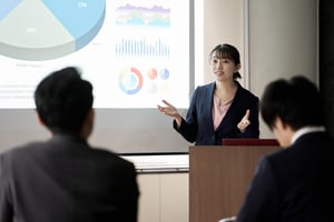 プレゼンを行う求職者　AI面接練習アプリ「カチメン！」・面接に強いエージェント「カチメン！キャリア」