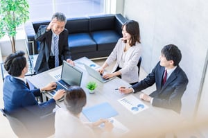 人, テーブル, 座る, 民衆 が含まれている画像

AI によって生成されたコンテンツは間違っている可能性があります。